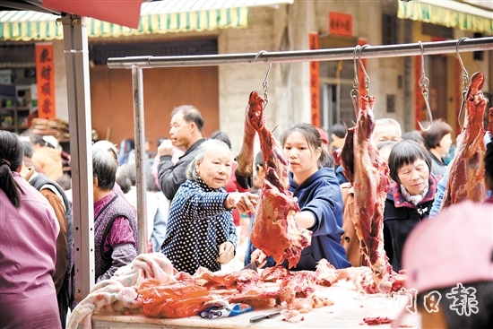 那吉黃牛肉受到歡迎，前來(lái)購(gòu)買(mǎi)牛肉的顧客絡(luò)繹不絕。