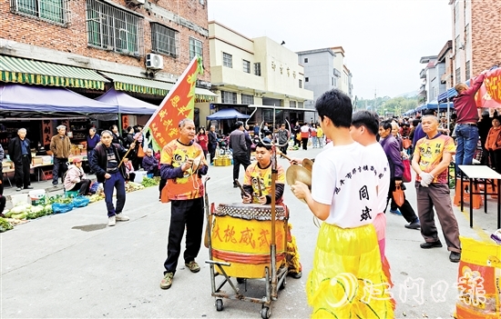 主辦方專門(mén)請(qǐng)了舞獅隊(duì)，動(dòng)感的鑼鼓聲和精彩的舞獅表演瞬間將現(xiàn)場(chǎng)氣氛點(diǎn)燃。