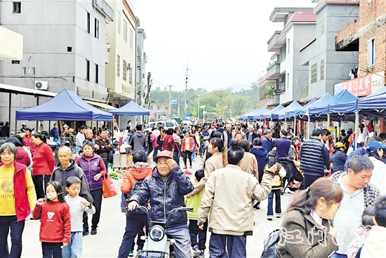 “那吉牛肉圩市”吸引眾多市民游客前來(lái)。