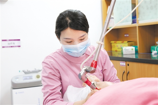 醫(yī)護人員為痤瘡患者進行治療。