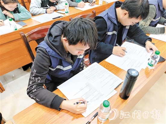 開平市應(yīng)急管理局圍繞最新法律法規(guī)、行業(yè)風險變化和執(zhí)法難點定期開展培訓。