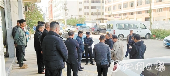 睦洲鎮(zhèn)政協(xié)聯(lián)絡(luò)組聚焦基層善治，依托基層協(xié)商驛站，協(xié)助派出所和人社部門處理企業(yè)與職工的糾紛。