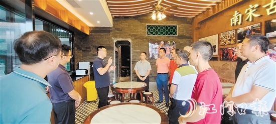 古井鎮(zhèn)政協(xié)聯(lián)絡(luò)組到霞路村調(diào)研古井特色產(chǎn)業(yè)，助力建立“強(qiáng)村公司+社會(huì)資本”“燒鵝+云吞”運(yùn)營推廣模式。