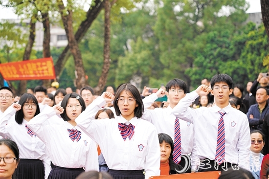 在學(xué)生代表的帶領(lǐng)下，學(xué)生們進(jìn)行了莊嚴(yán)的成人宣誓。