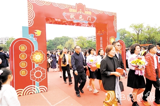 在家長和教師的陪同下，學(xué)生們懷揣對未來的美好憧憬，依次跨過“成人門”“狀元門”。