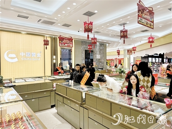小克重黃金首飾、黃金貼片等“輕量化”產(chǎn)品受年輕消費(fèi)者青睞。