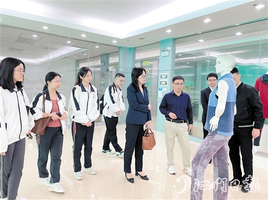 調(diào)研團參觀企業(yè)展廳。