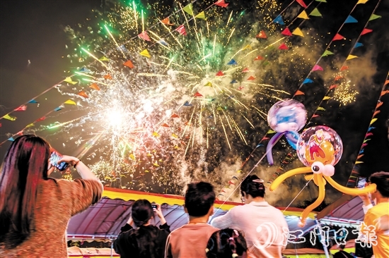 進入夜晚，花炮會現(xiàn)場仍然非常熱鬧，絢麗煙花讓村民、游客大飽眼福。歐蕊榮