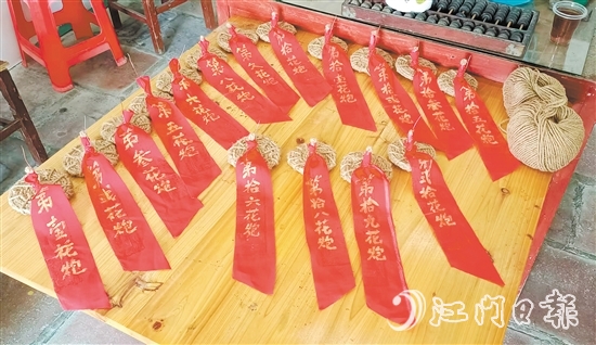 “搶炮”環(huán)節(jié)用的花炮頭由麻繩編織而成，如今“搶炮”被抽簽取代，既保留了傳統(tǒng)，又確保了安全。鶴城鎮(zhèn)供圖