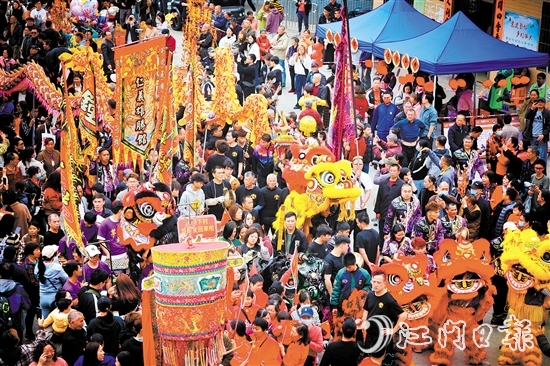 正月十六上午，小官田樟樹下村熱鬧非凡，村民們敲鑼打鼓，進行“接炮”“還炮”等環(huán)節(jié)。