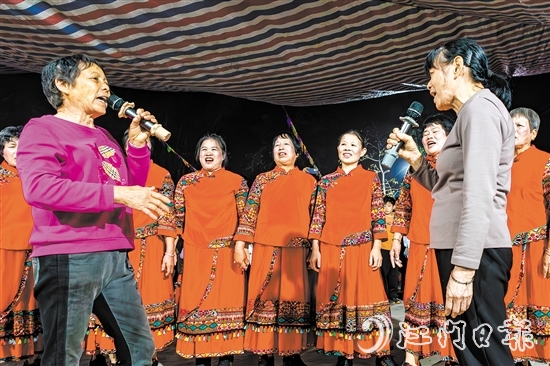 村民在花炮會上唱響《采茶歌》，詞韻精美，內(nèi)涵豐富。歐蕊榮