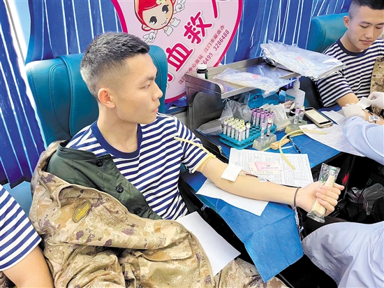 部隊(duì)官兵踴躍獻(xiàn)血。