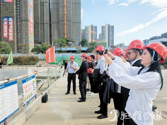 昨日下午，20多名港澳委員報(bào)到后，馬不停蹄開展視察工作。