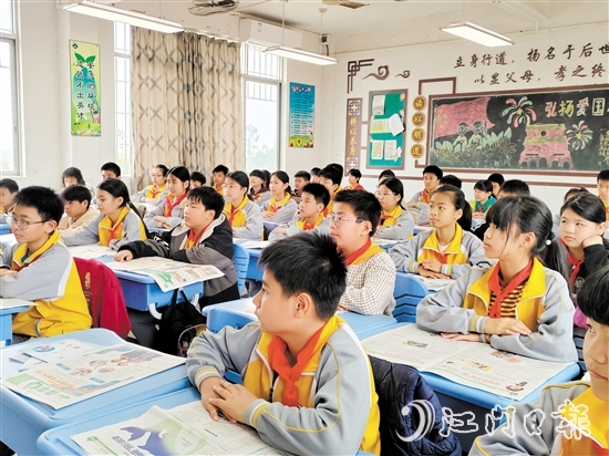 崖門(mén)鎮(zhèn)田邊小學(xué)學(xué)生收到了愛(ài)心企業(yè)捐贈(zèng)的《青蘋(píng)果》。