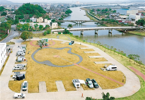 斗山河位于圩鎮(zhèn)河段，附近建有濱河公園等休閑場(chǎng)所，是親子活動(dòng)、河畔散步的好去處。