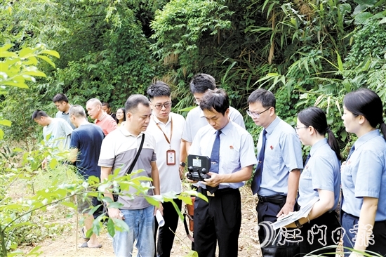 檢察干警借助無人機開展調(diào)查取證工作。