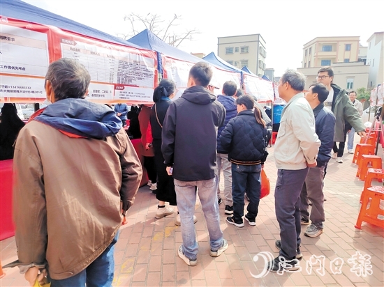 恩平市人社局在大槐鎮(zhèn)舉辦的招聘會吸引不少求職者到場。