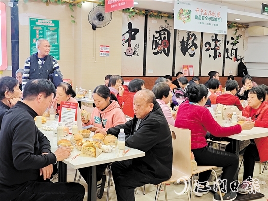 “小開社區(qū)飯?zhí)谩眴?dòng)當(dāng)天，吸引了眾多長(zhǎng)者前來試吃。