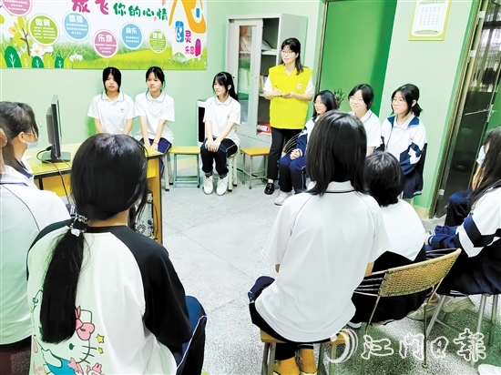 許浣愉（圖中黃衣者）在駐校期間為學生們做心理輔導。