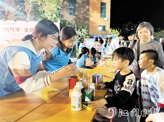 文明集市活動將文明大餐送到群眾“家門口”，吸引了眾多群眾前來“趕集”。