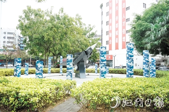 藍(lán)色迷彩環(huán)繞的戰(zhàn)斗機(jī)模型引人注目。