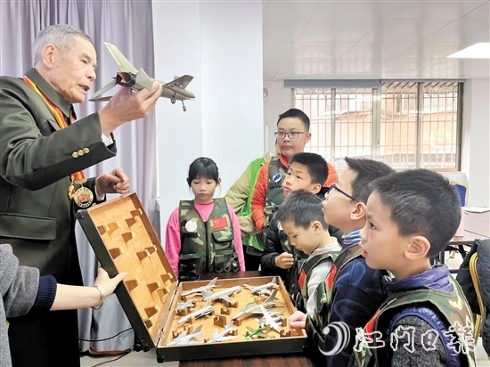 孩子們聽老兵講述國防重器的故事。