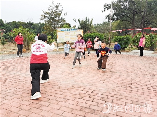 村委會(huì)利用小公園定期舉辦惠民活動(dòng)。