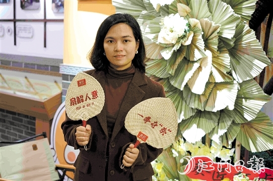 余惠云結(jié)合現(xiàn)代設(shè)計和刺繡工藝，創(chuàng)作出有趣的葵扇產(chǎn)品。