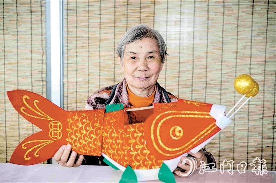 鐘松友與她制作的新會魚燈。