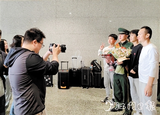 家人迎接退役軍人光榮返鄉(xiāng)。