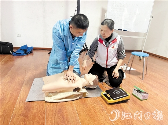 在講師的指導(dǎo)下，學(xué)員練習(xí)心肺復(fù)蘇（CPR+AED）技能。