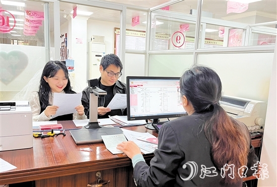 臺山市民政局婚姻登記處臨時增設(shè)3個“幸福專窗”，業(yè)務(wù)辦理效率提升了40%。