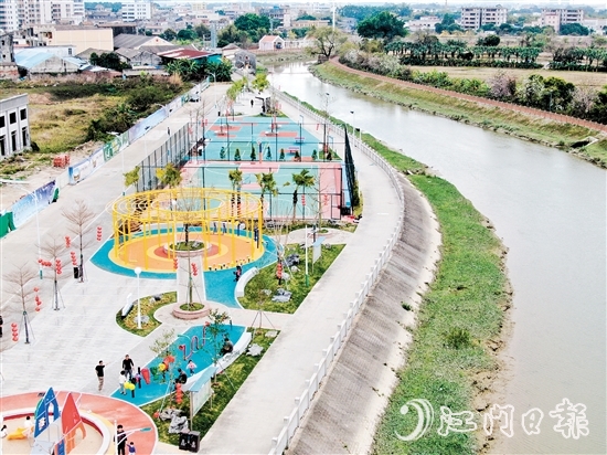 濱水休閑公園美景如畫、設施齊全，成為群眾休閑娛樂的新天地。