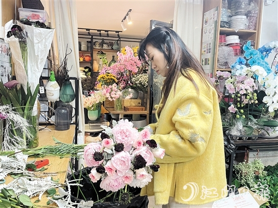 花店員工忙趕訂單。