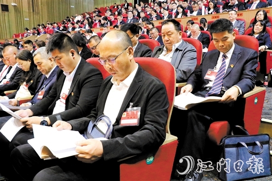 來自各條戰(zhàn)線的人大代表、政協(xié)委員熱議鶴山市政府工作報(bào)告。
