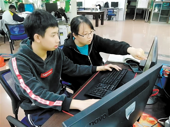 龐小玲（右一）認(rèn)真指導(dǎo)學(xué)生學(xué)習(xí)專業(yè)知識(shí)。