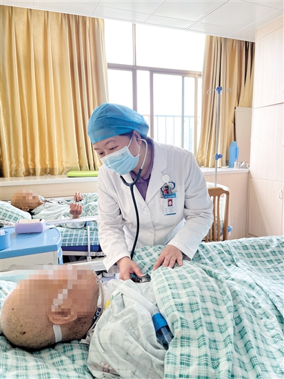李華燕檢查患者情況。