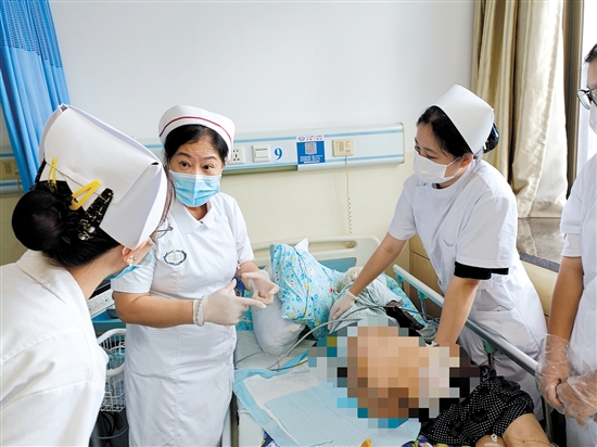 朱敏林（中）與同事對患者進行護理服務。