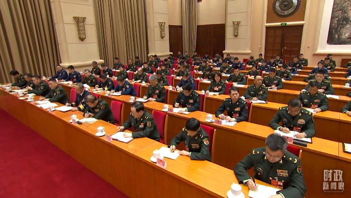 △2025年3月7日，解放軍和武警部隊代表團(tuán)全體會議現(xiàn)場。