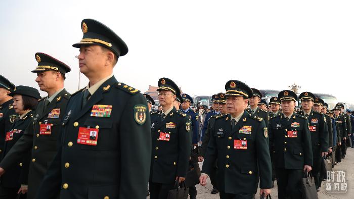 △出席十四屆全國人大三次會議的解放軍和武警部隊代表團(tuán)代表。（總臺央視記者魏幫軍拍攝）