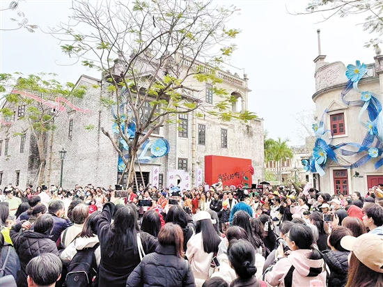 “三八”婦女節(jié)當天，赤坎華僑古鎮(zhèn)吸引眾多游客。赤坎華僑古鎮(zhèn)供圖。