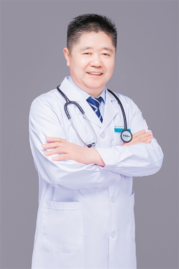 楊愛成：江門市五邑中醫(yī)院腎病科主任，主任醫(yī)師，醫(yī)學(xué)博士，暨南大學(xué)碩士生導(dǎo)師，嶺南名醫(yī)，江門市名醫(yī)。