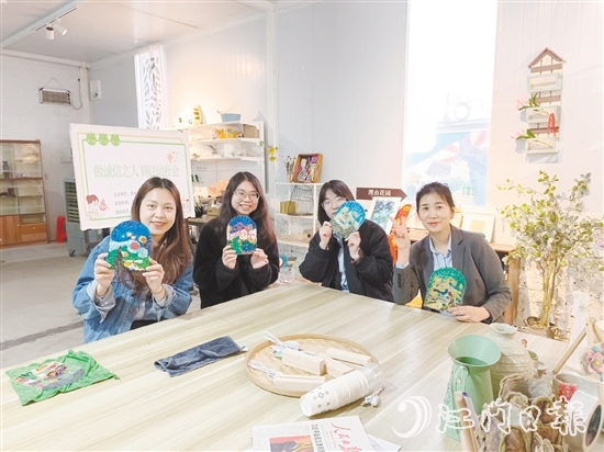 農(nóng)業(yè)銀行江門分行女職工制作陶藝手工品。