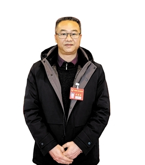開平市人大代表，龍勝鎮(zhèn)龍勝墟社區(qū)黨支部書記、居委會主任張健鋒