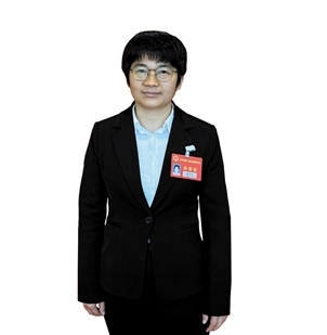 開平市人大代表，馬岡鎮(zhèn)聯(lián)岡村黨總支書記、村委會主任梁泳怡