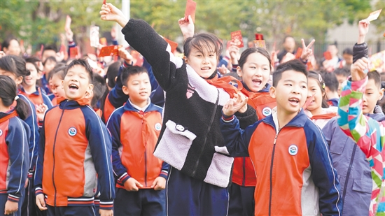 今年，蓬江區(qū)將著力打造“勵耘蓬江”教育品牌，全力推動蓬江教育高質(zhì)量發(fā)展。