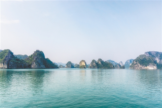 越南下龍灣有“海上桂林”之稱。