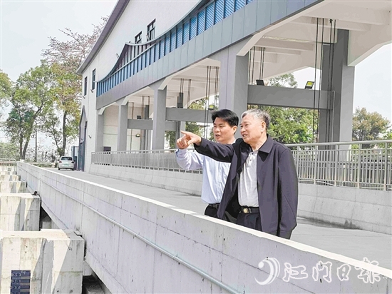 睦洲水閘工程管理所的兩任負責人一起探討工程規(guī)范化管護機制，使命賡續(xù)有了更具象的體現(xiàn)。
