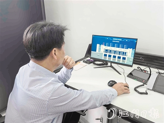 睦洲水閘工程管理所工作人員測試船閘、水閘智能控制系統(tǒng)。