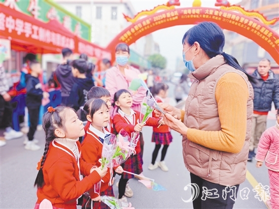 孩子們紛紛化身“金牌銷售”，向來往群眾介紹義賣品。